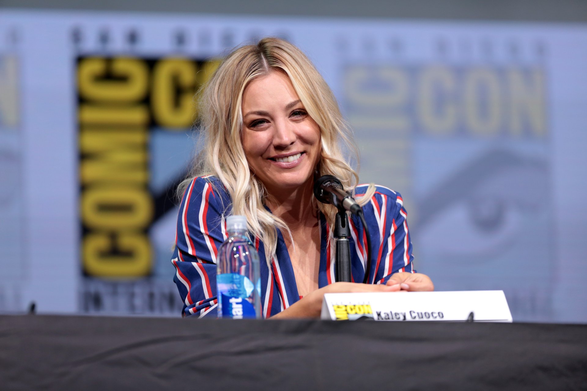 Download Comic Con Celebrity Kaley Cuoco 4k Ultra HD Wallpaper