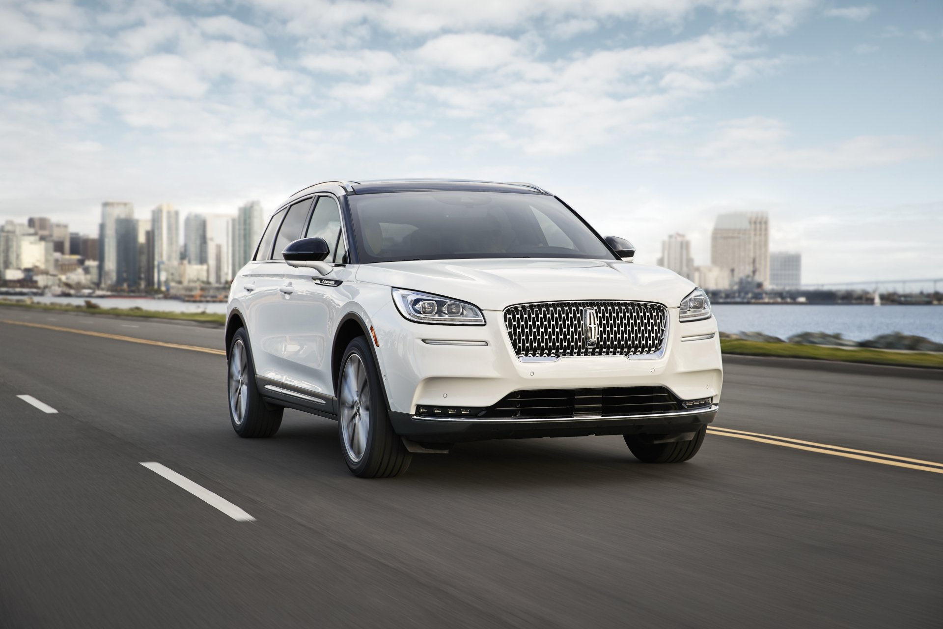 Download White Car SUV Car Lincoln Vehicle Lincoln Corsair 4k Ultra HD Wallpaper