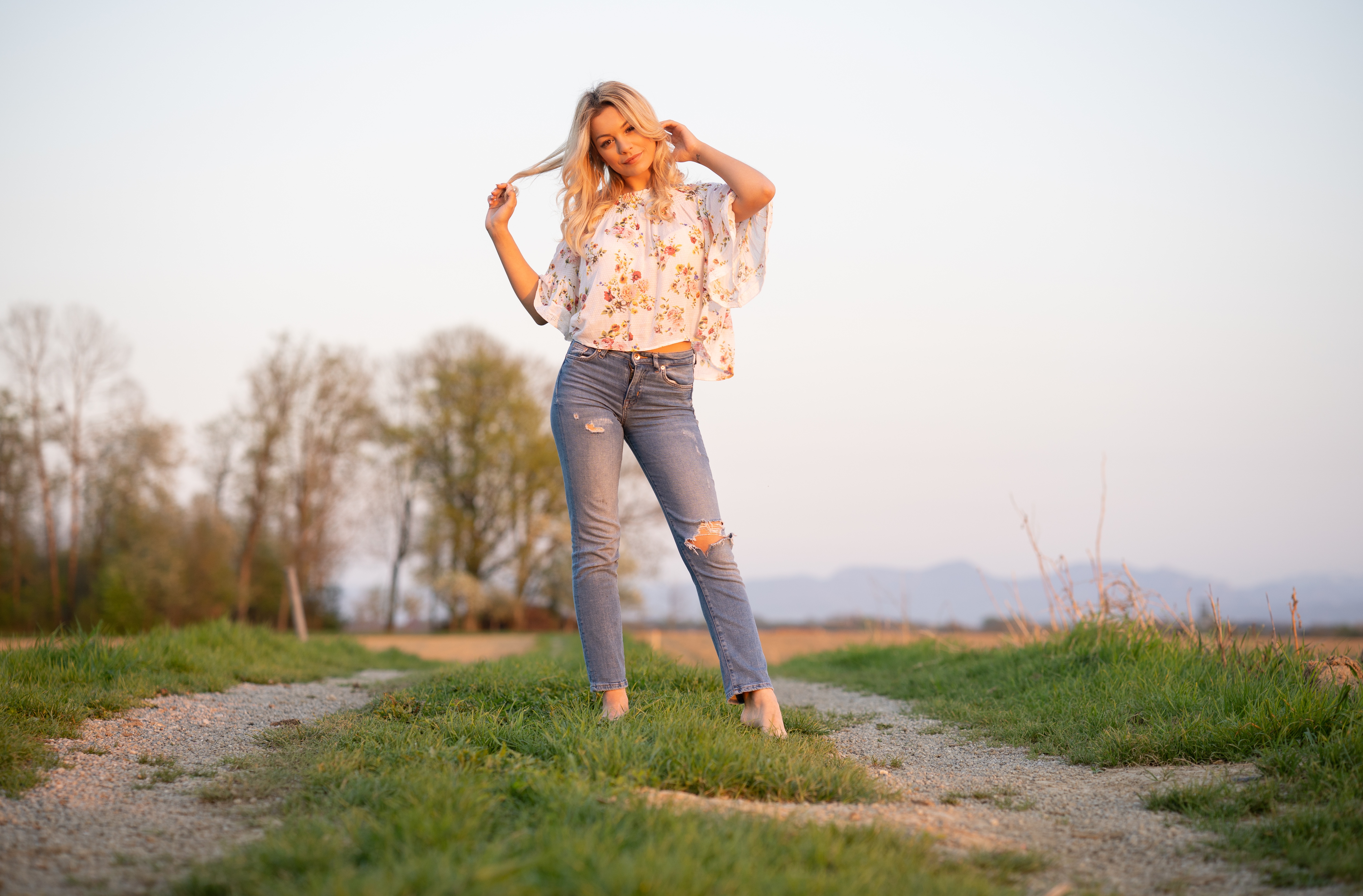 Blonde jeans. Девушка в джинсах. Блондинка в джинсах. Фотосессия в джинсах на природе. Девушка в джинсе.