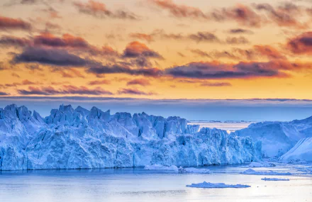4K Ultra HD wallpaper showcasing a dramatic ice floe in Greenland at sunset, inspired by the movie Greenland, highlighting stunning natural icy landscapes.