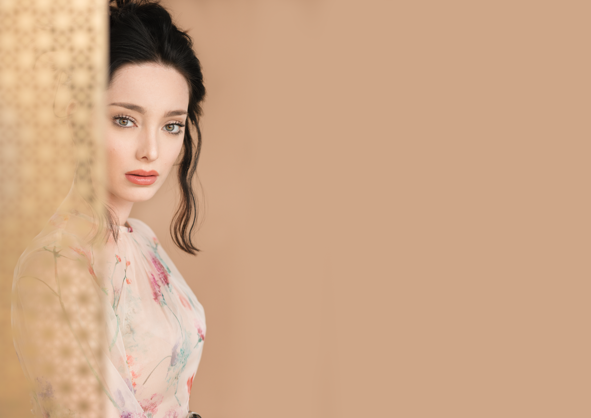 Download Lipstick Green Eyes Black Hair Actress American Celebrity Emma Dumont HD Wallpaper by Emily Sandifer