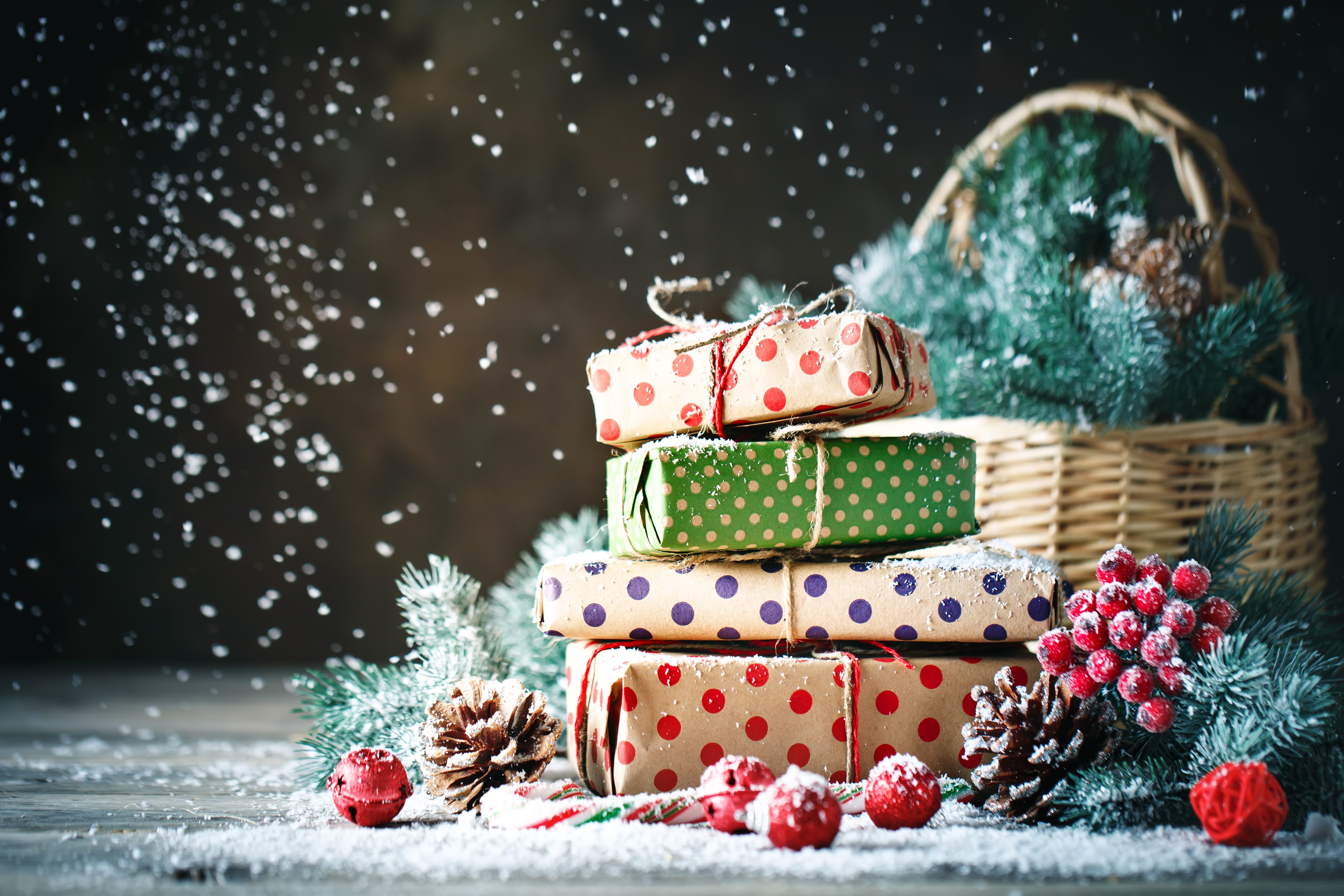 День николая подарки. Снегопад подарков. Подарки на день Святого Николая картинки. Домик, шапка, подарки, новый год, снег. Подарок от Миколая картинки красивые.