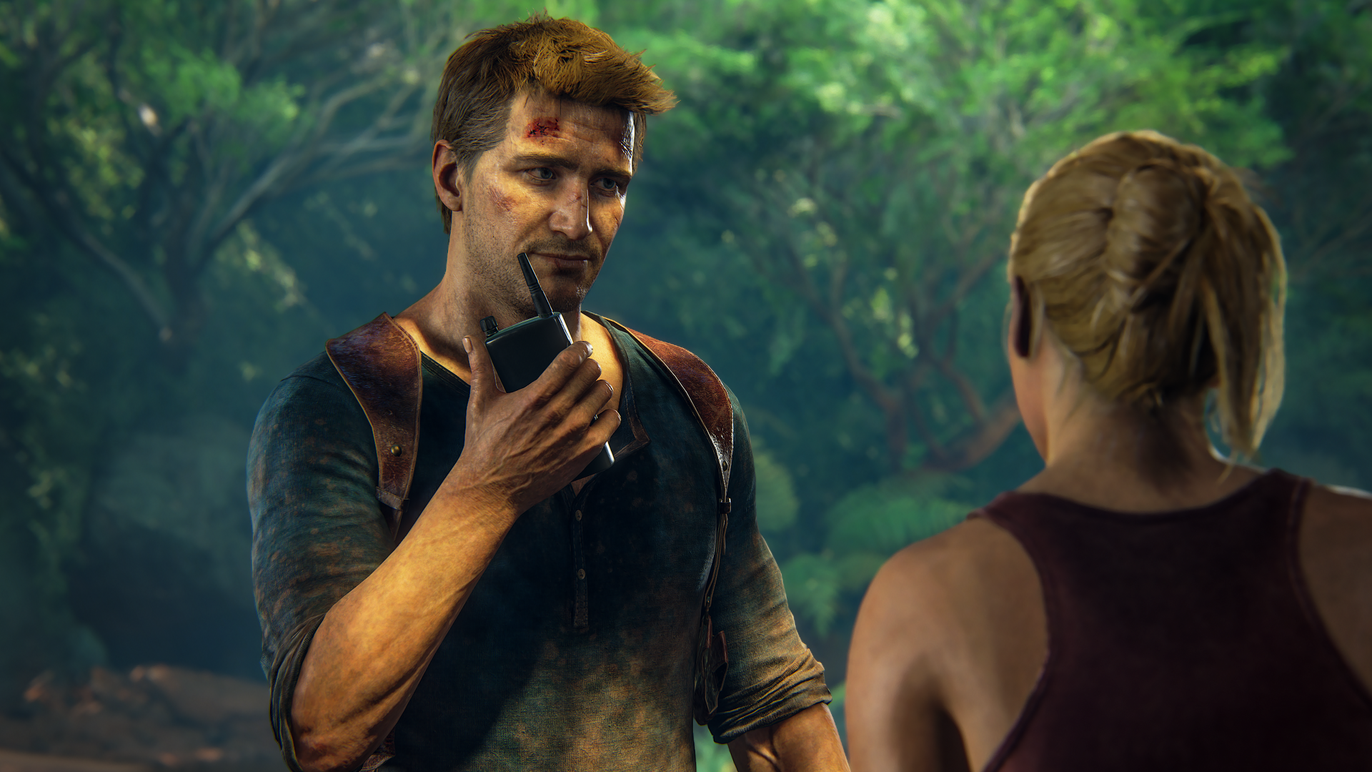 Uncharted 4: A Thief's End 4K Ultra HD PC desktop wallpaper/background — Nathan Drake, dirtied and bruised, holds a radio in a lush jungle as he speaks to Elena.