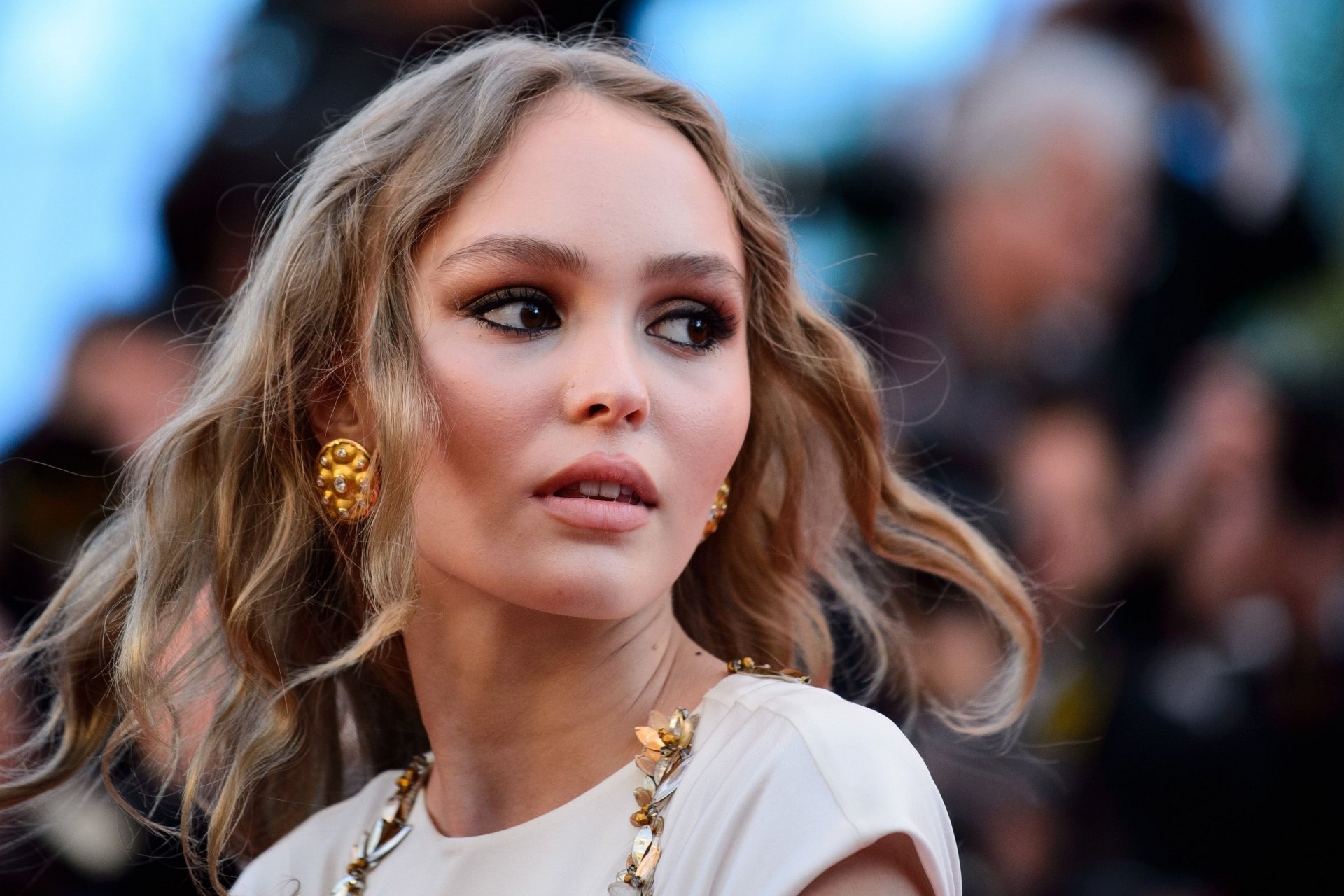 Download Blonde Brown Eyes Earrings Face Actress Model Celebrity Lily-Rose Depp HD Wallpaper