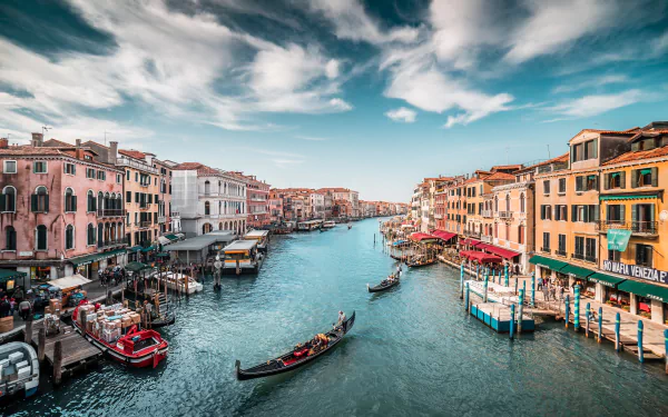 4K Ultra HD PC desktop wallpaper: Venice, Italy canal — a man-made city waterway lined with colorful buildings and gondolas under a dramatic sky.