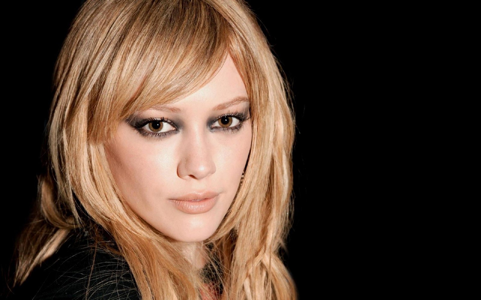 Download Brown Eyes American Blonde Face Singer Actress Celebrity Hilary  Duff HD Wallpaper, image size:1920x1200