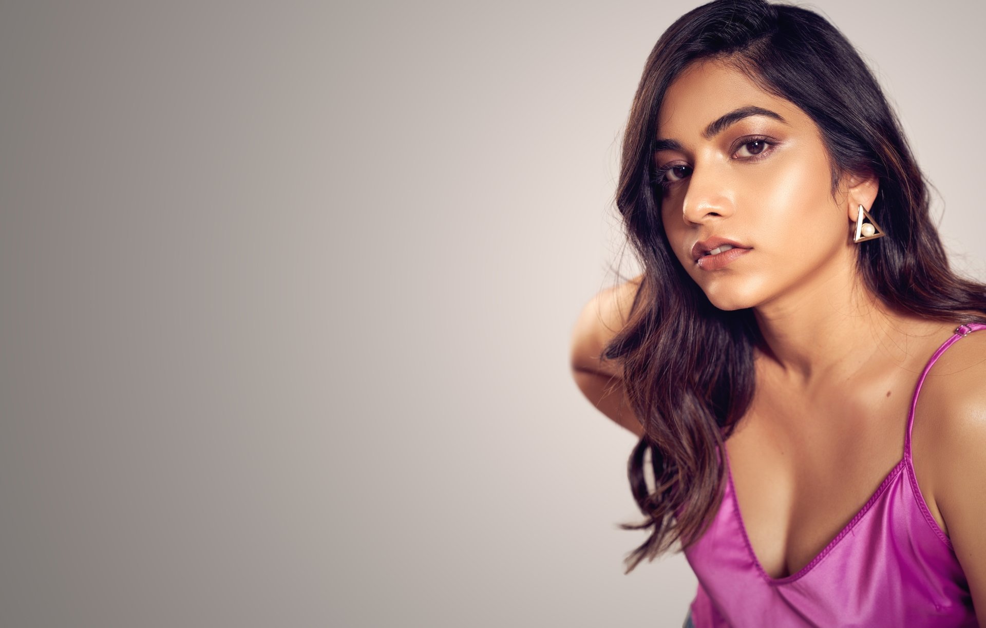 Download Indian Brown Eyes Black Hair Woman Model 4k Ultra HD Wallpaper