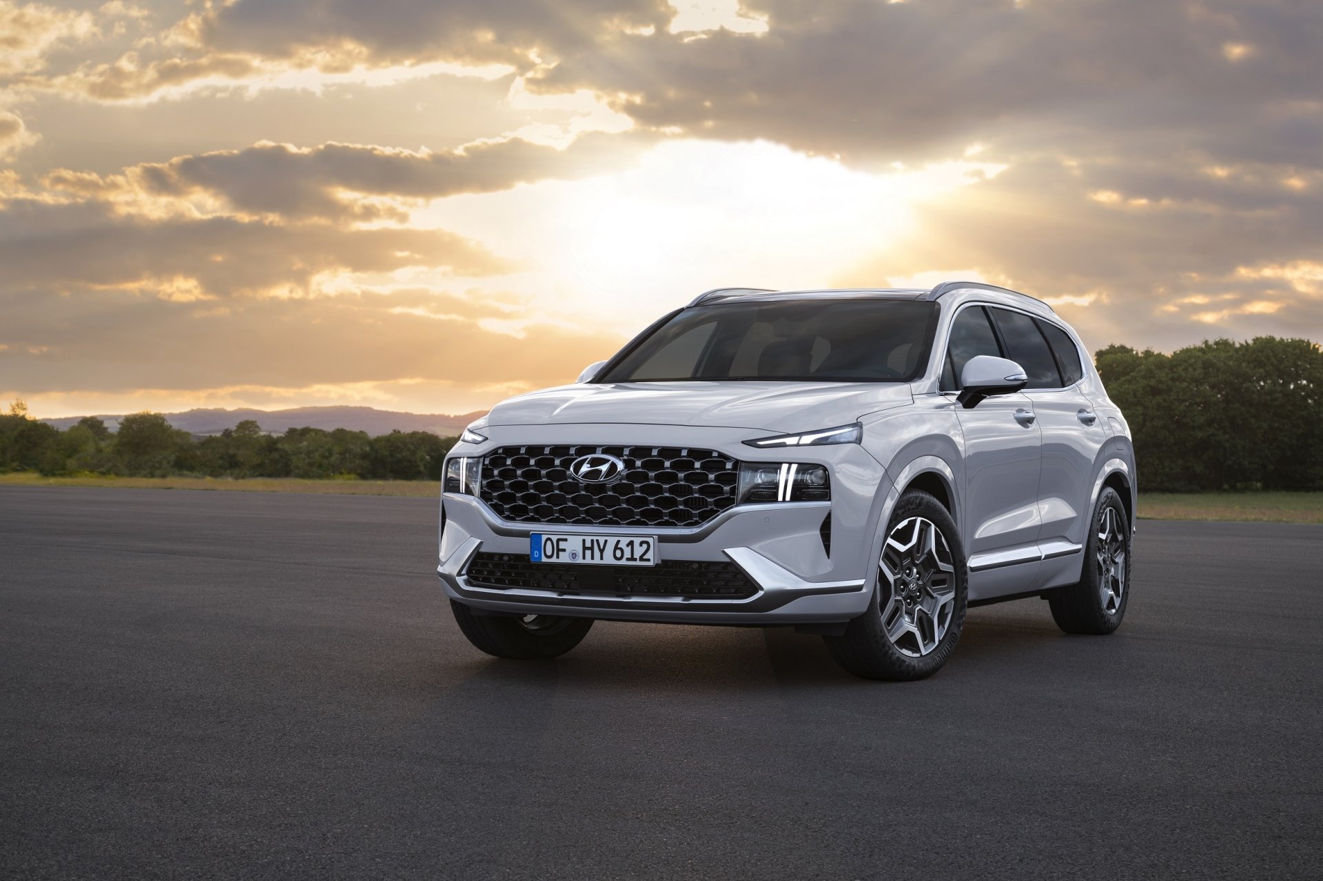 Download SUV White Car Car Hyundai Vehicle Hyundai Santa Fe HD Wallpaper