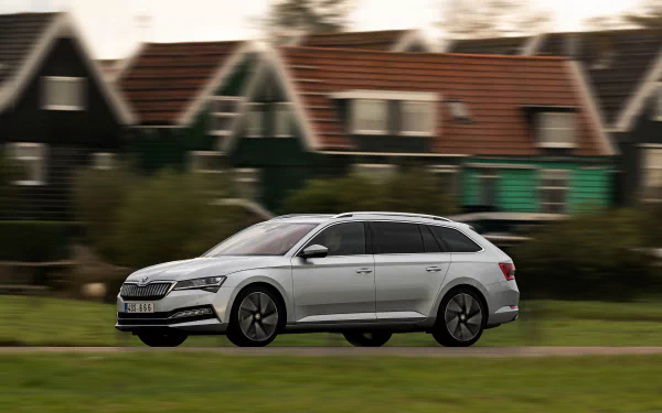 Skoda Superb silver car car Skoda vehicle Skoda Superb Combi HD Desktop Wallpaper | Background Image