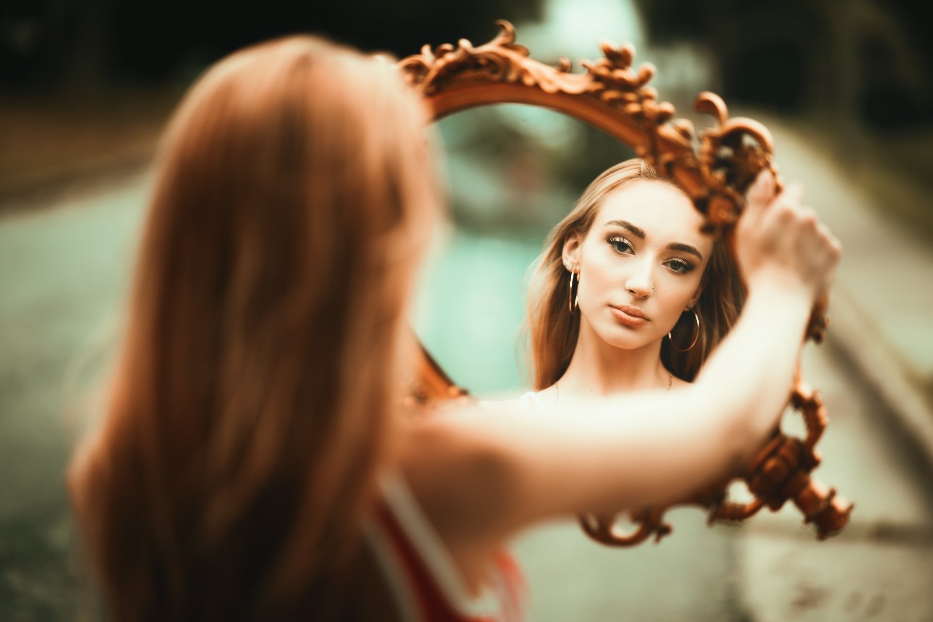 Download Mirror Portrait Woman Model 4k Ultra HD Wallpaper
