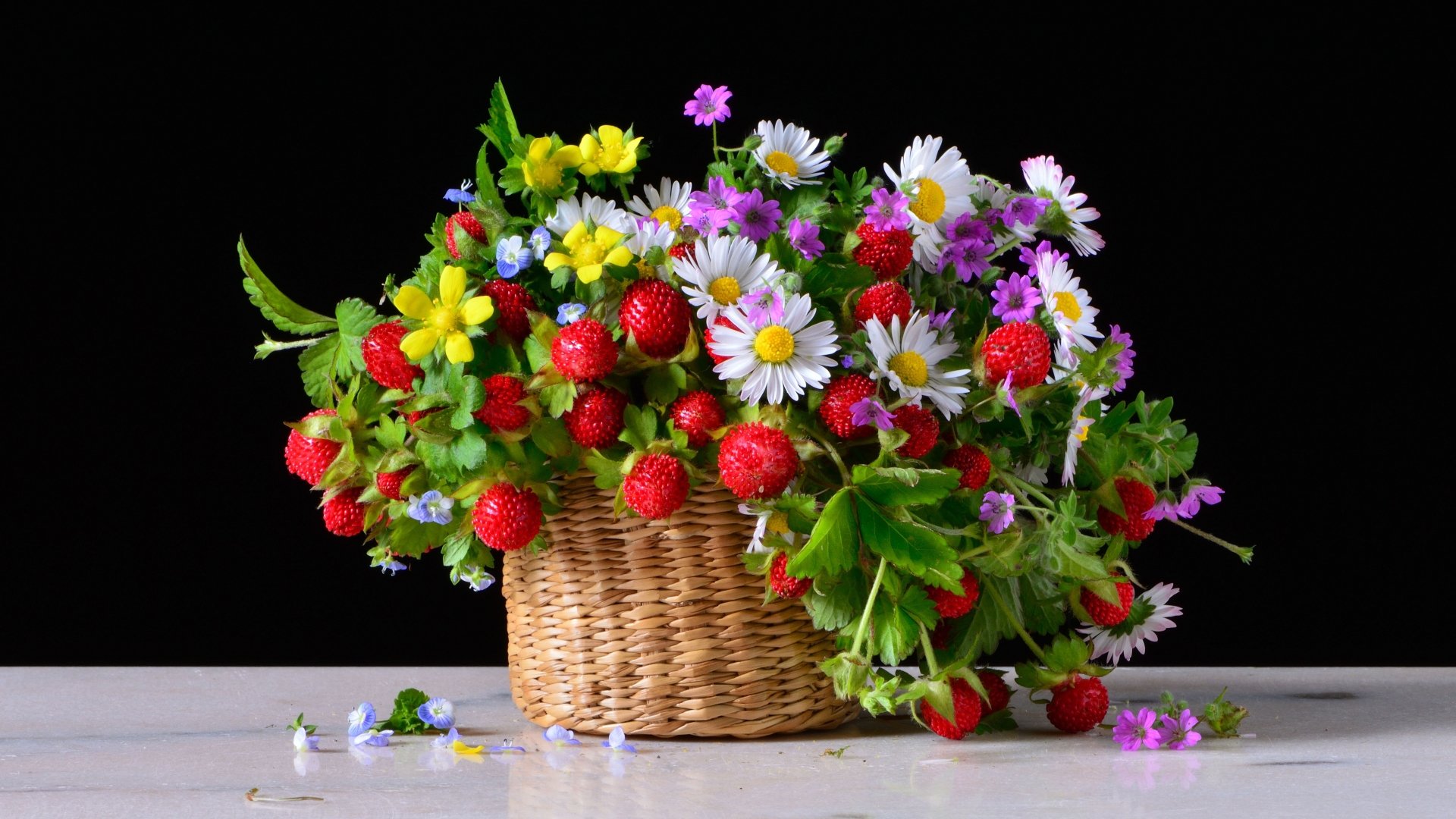 Download Berry Flower Strawberry Chamomile Bouquet Basket Food Still Life 4k Ultra HD Wallpaper