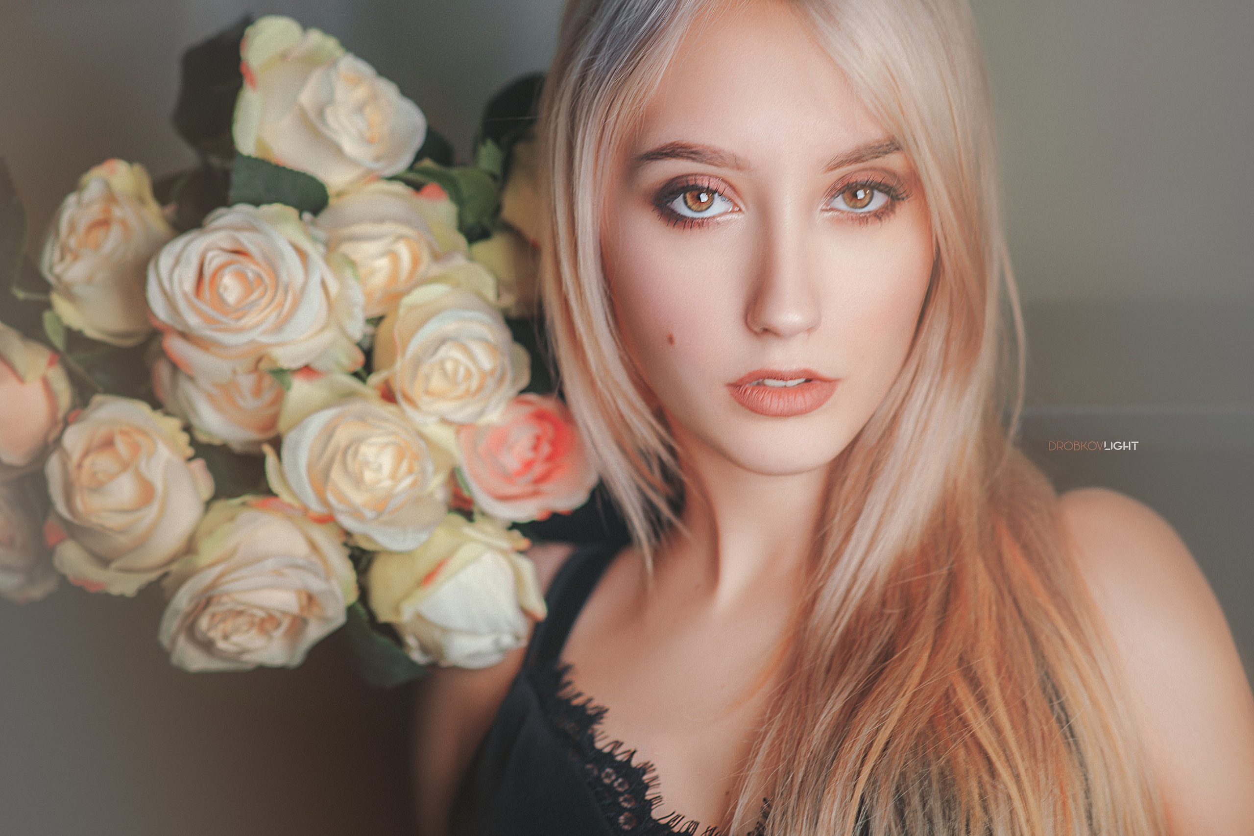 Розе блонд. Блондинка с розами. Портрет с розами.