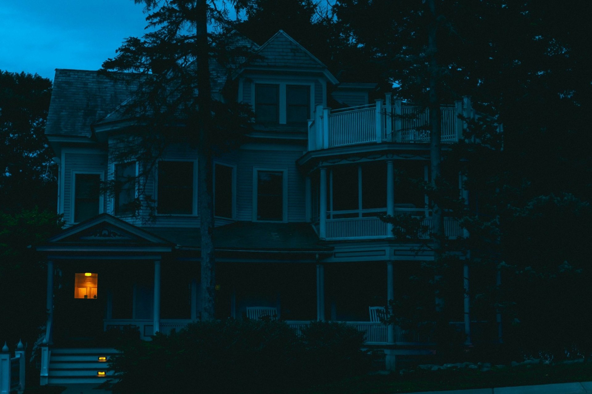 Download Dark House HD Wallpaper