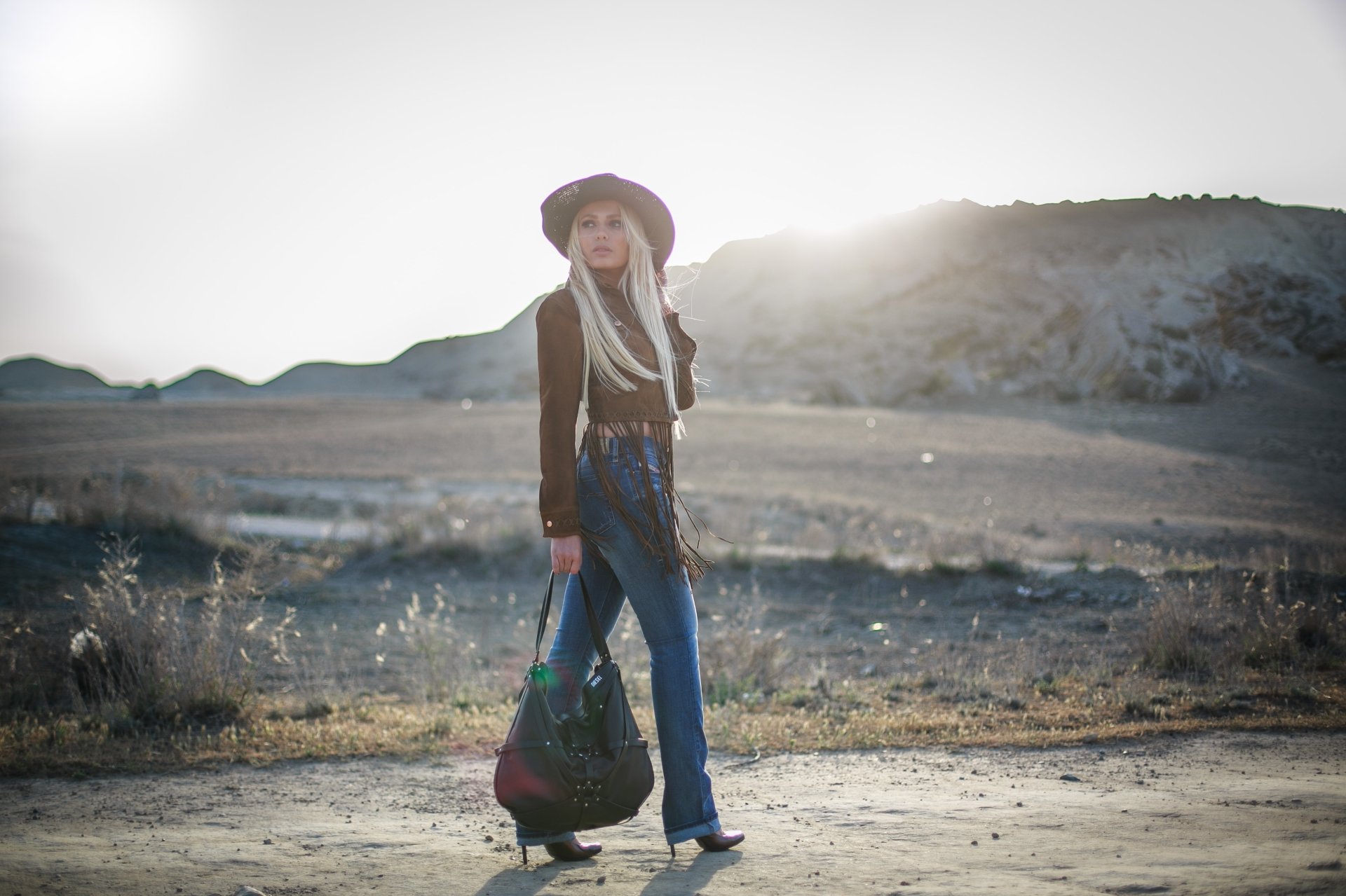 Download Depth Of Field Hat Blonde Handbag Woman Model 4k Ultra HD Wallpaper