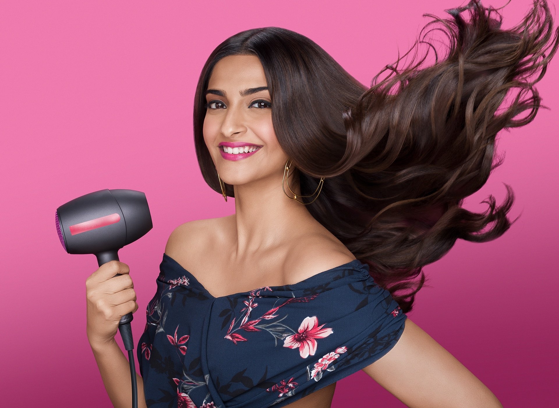 Download Brown Eyes Lipstick Smile Long Hair Bollywood Actress Indian Brunette Celebrity Sonam Kapoor HD Wallpaper