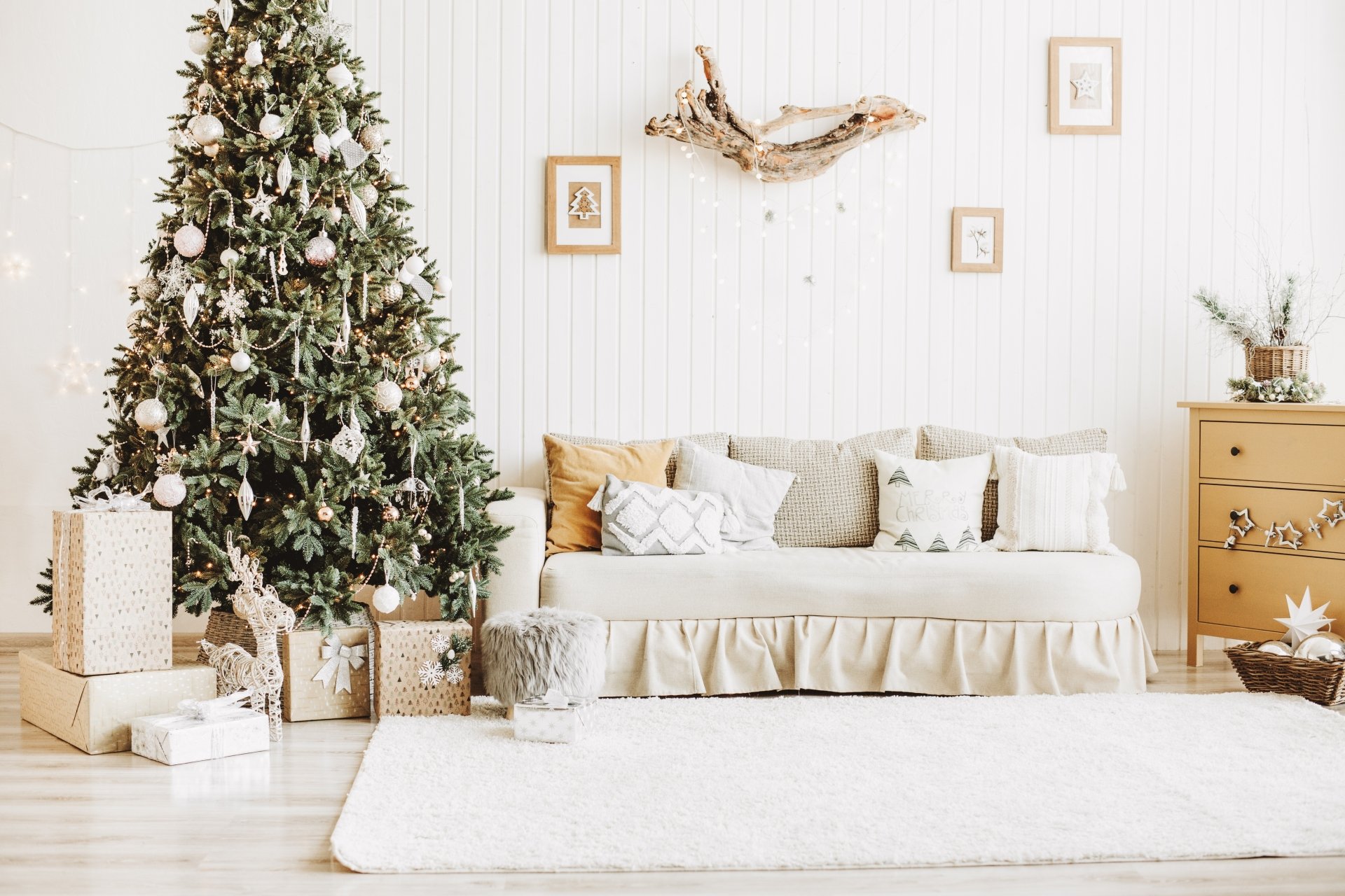 Download Christmas Tree Sofa Gift Holiday Christmas 4k Ultra HD Wallpaper