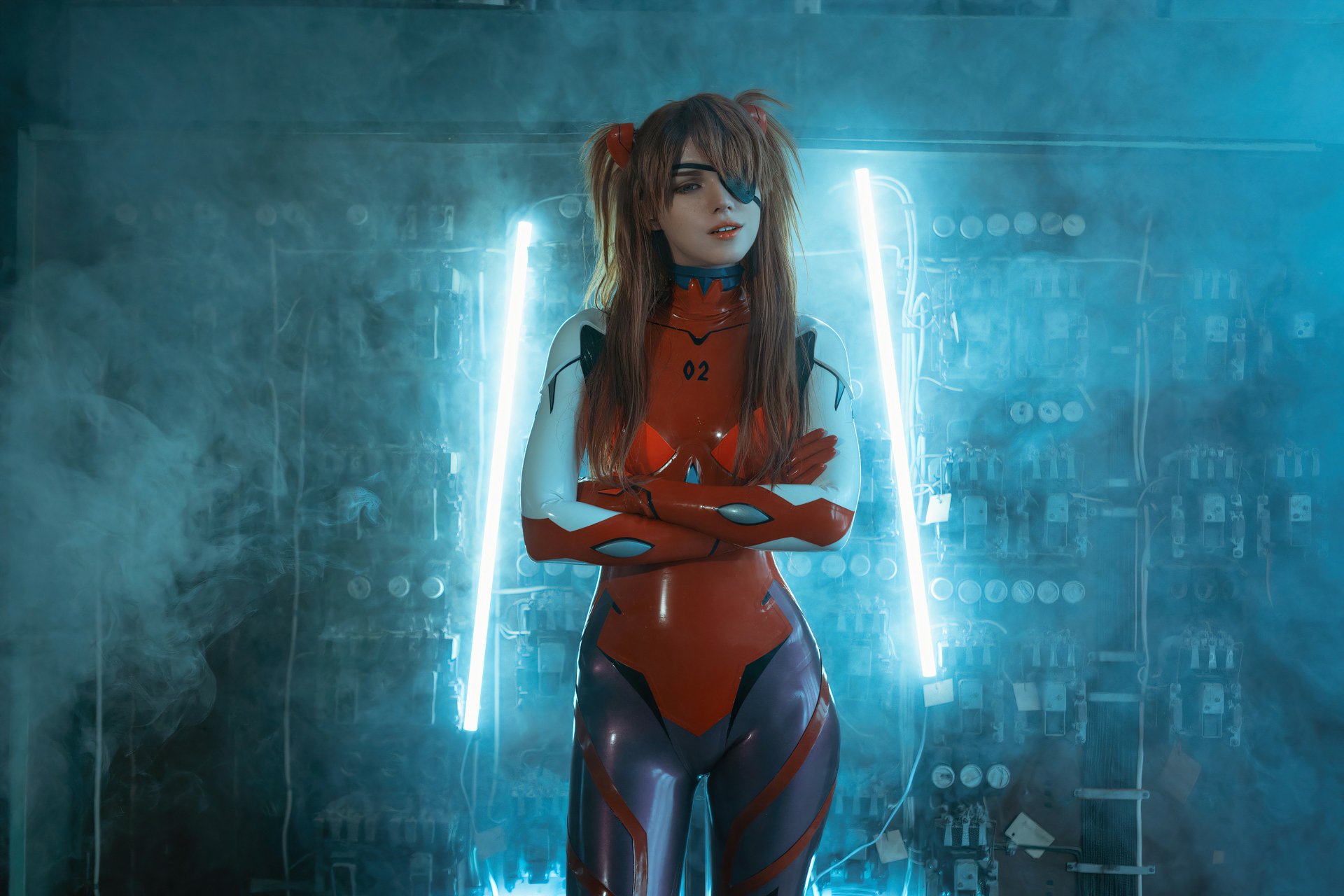 4K Ultra HD wallpaper featuring a woman cosplaying Asuka Langley Sohryu from Neon Genesis Evangelion, wearing an eye patch and a red plug suit in a sci-fi setting.