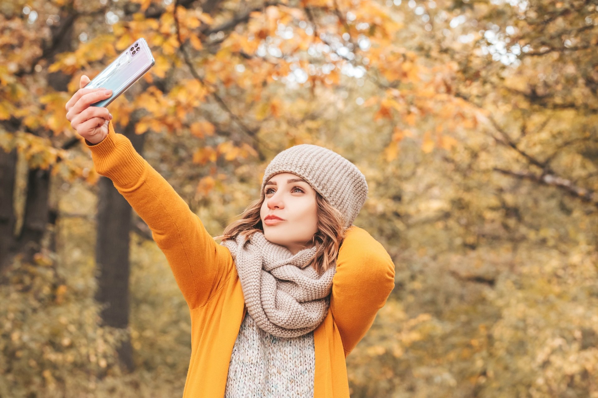 Download Smartphone Depth Of Field Selfie Scarf Hat Woman Model 4k Ultra HD Wallpaper by Anna Oris