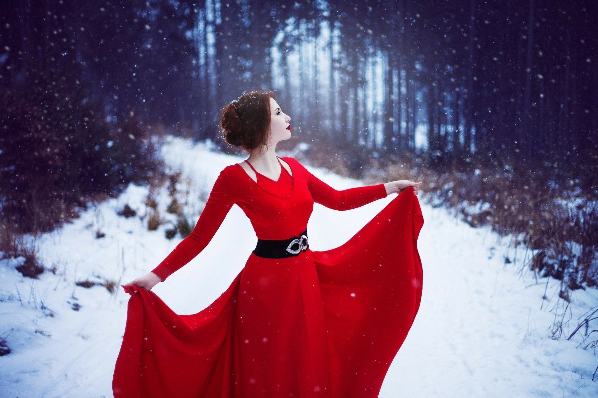 Красная снежка. Девушка в платье зимой. Женщина в Красном платье. Девушка в Красном платье зима. Девушка в Красном платье на снегу.