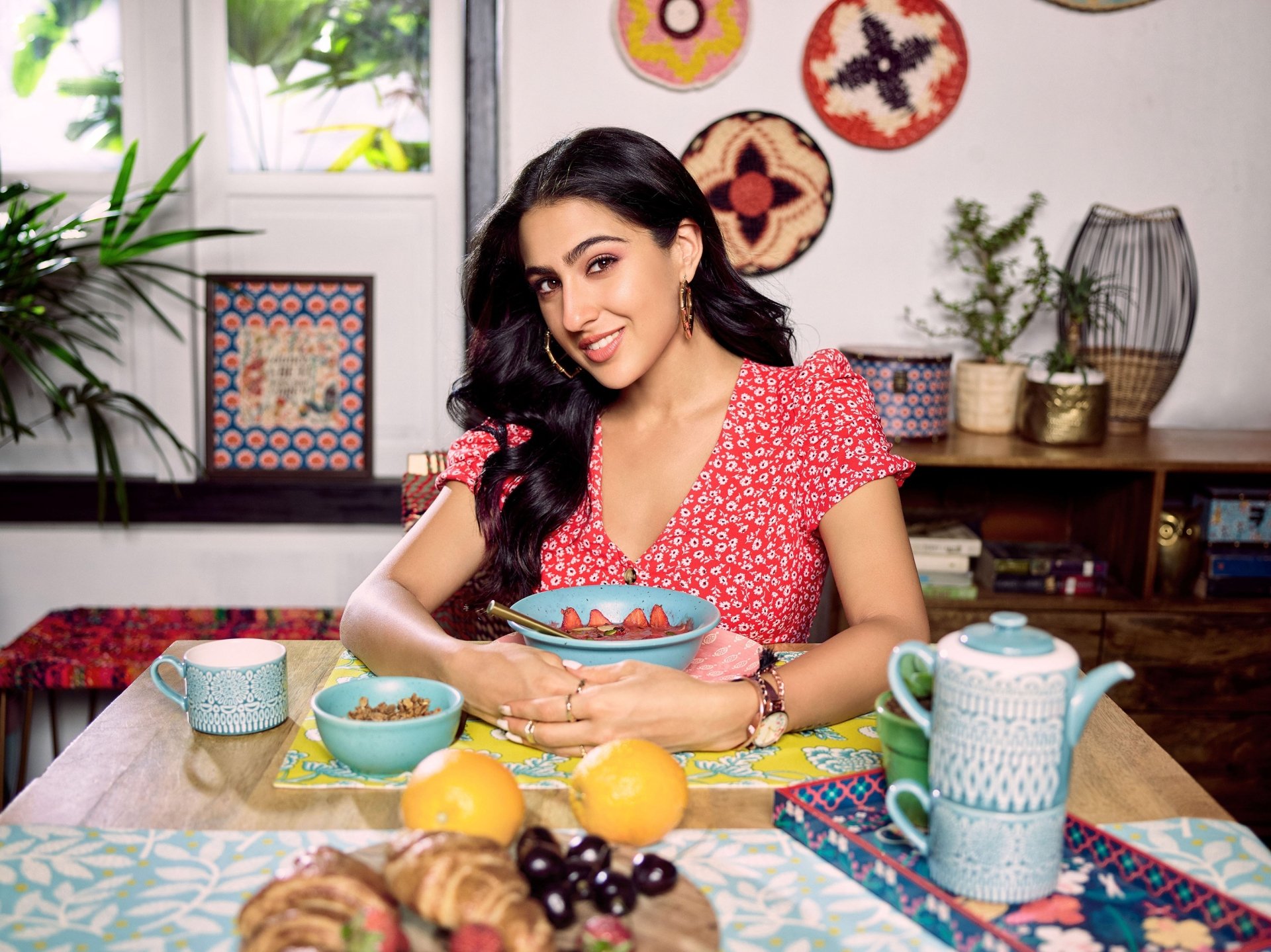 Download Brown Eyes Black Hair Bollywood Actress Indian Smile Celebrity Sara Ali Khan HD Wallpaper