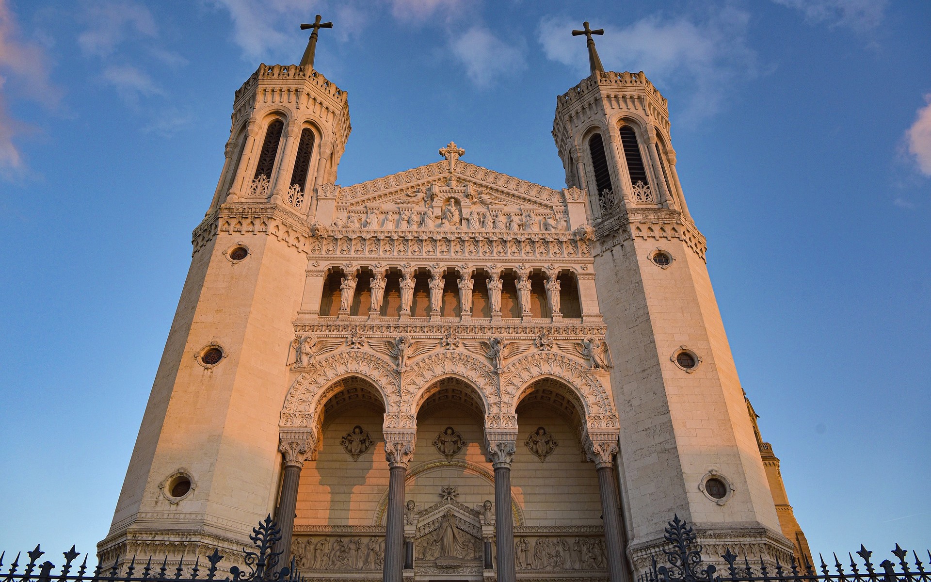 churches in lyon france