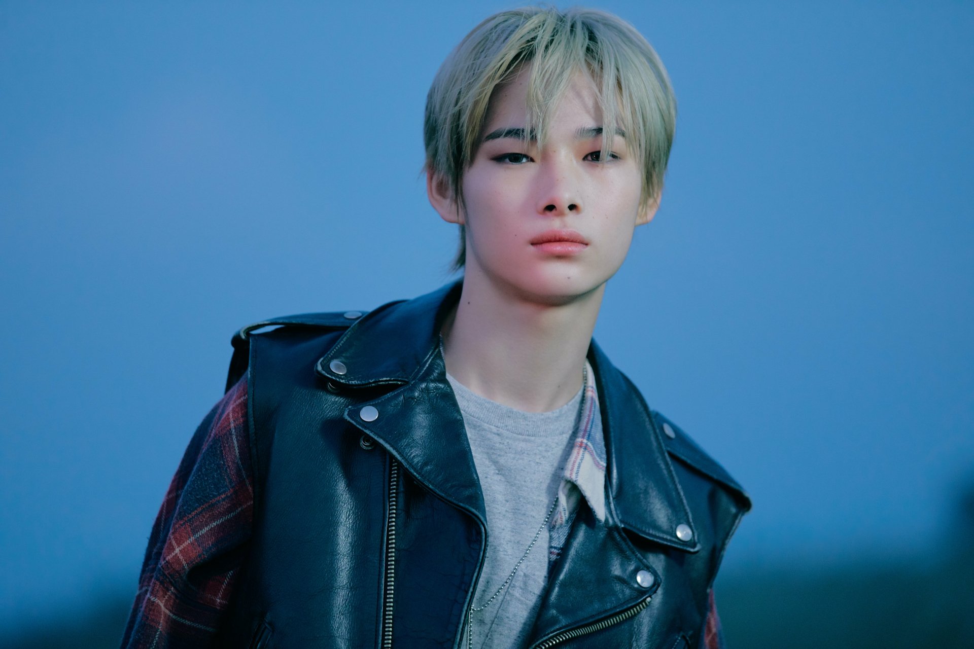 Close-up of a young person in a leather jacket against a blue sky — 4K Ultra HD music PC desktop wallpaper, tagged ENHYPEN.