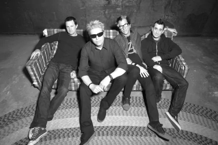 HD wallpaper featuring a monochrome image of The Offspring band members posing together.