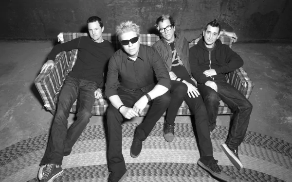 HD wallpaper featuring a monochrome image of The Offspring band members posing together.