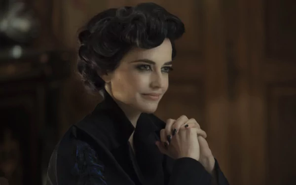 Eva Green as Miss Peregrine in Miss Peregrine's Home for Peculiar Children, featured in a HD desktop wallpaper and background.