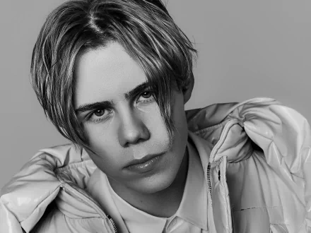 Black & White face singer Australian music The Kid LAROI HD Desktop Wallpaper | Background Image