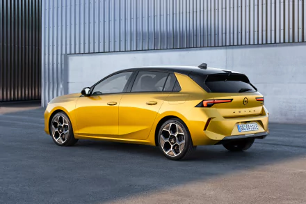  Yellow 2021 Opel Astra Hybrid (L)