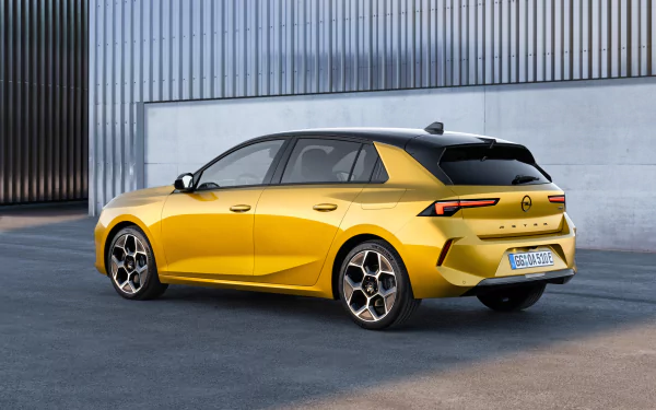  Yellow 2021 Opel Astra Hybrid (L)