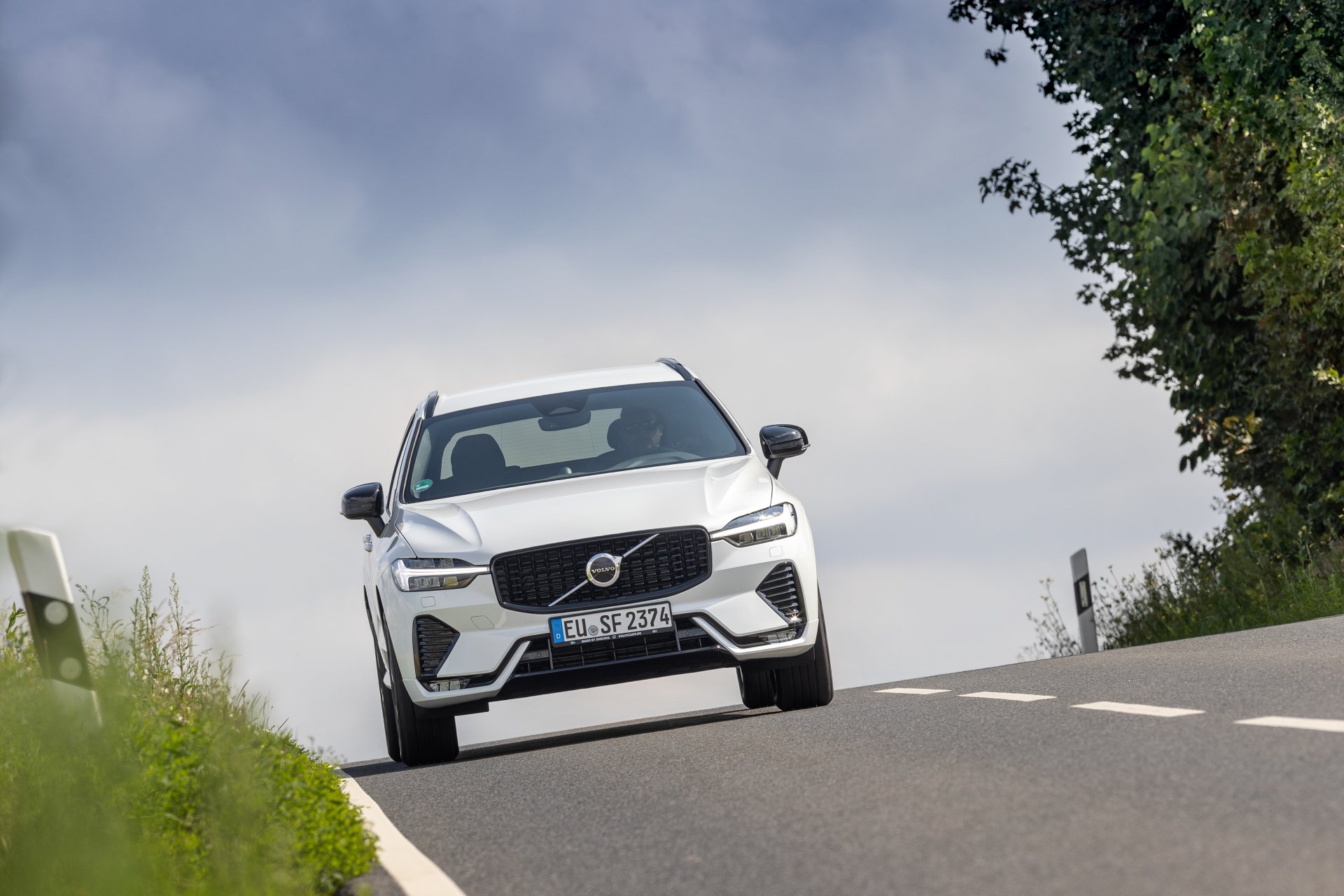 Download SUV Volvo XC60 B5 R-Design Vehicle Volvo XC60 4k Ultra HD Wallpaper