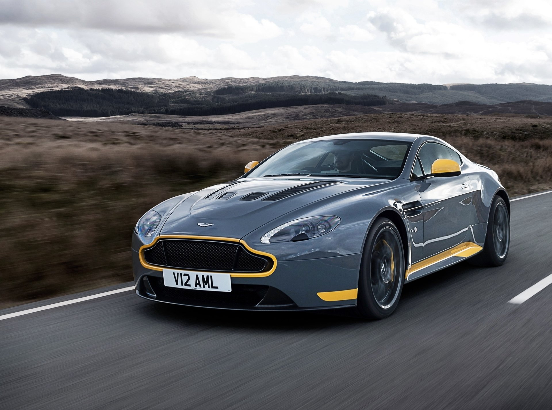 Download Vehicle Aston Martin Vantage HD Wallpaper