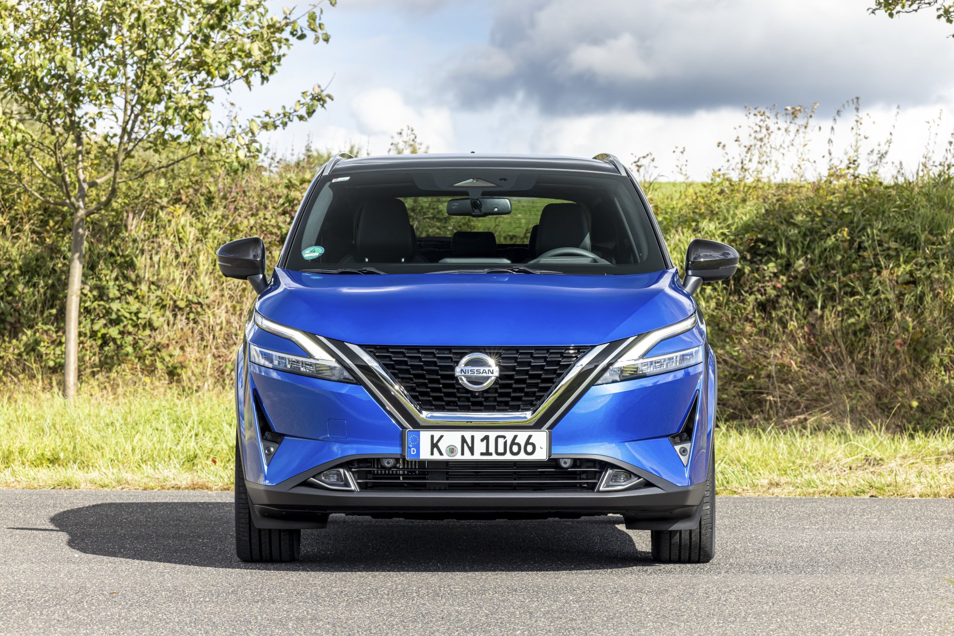 Download SUV Vehicle Nissan Qashqai 4×4 8k Ultra HD Wallpaper