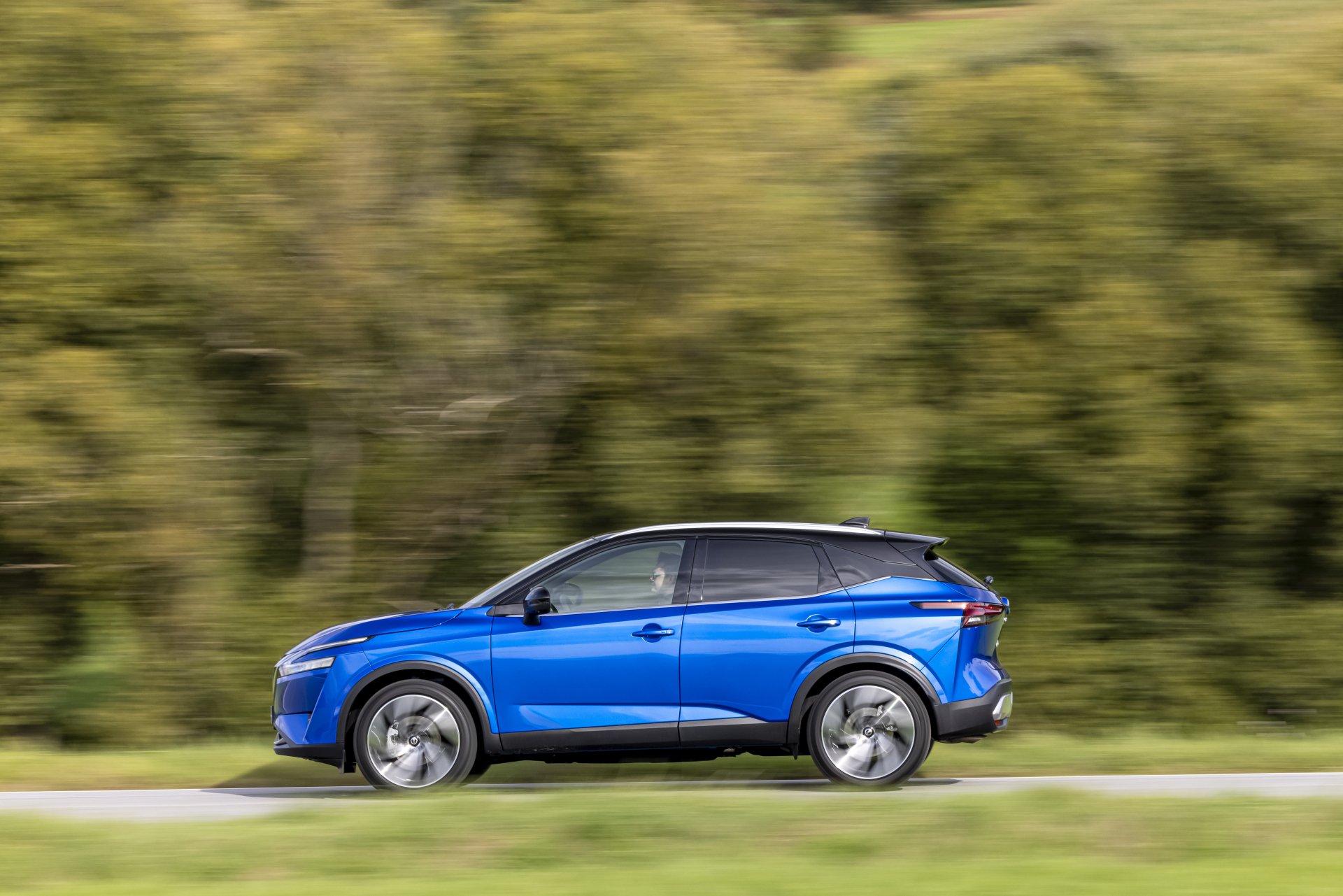 Download SUV Vehicle Nissan Qashqai 4×4 4k Ultra HD Wallpaper