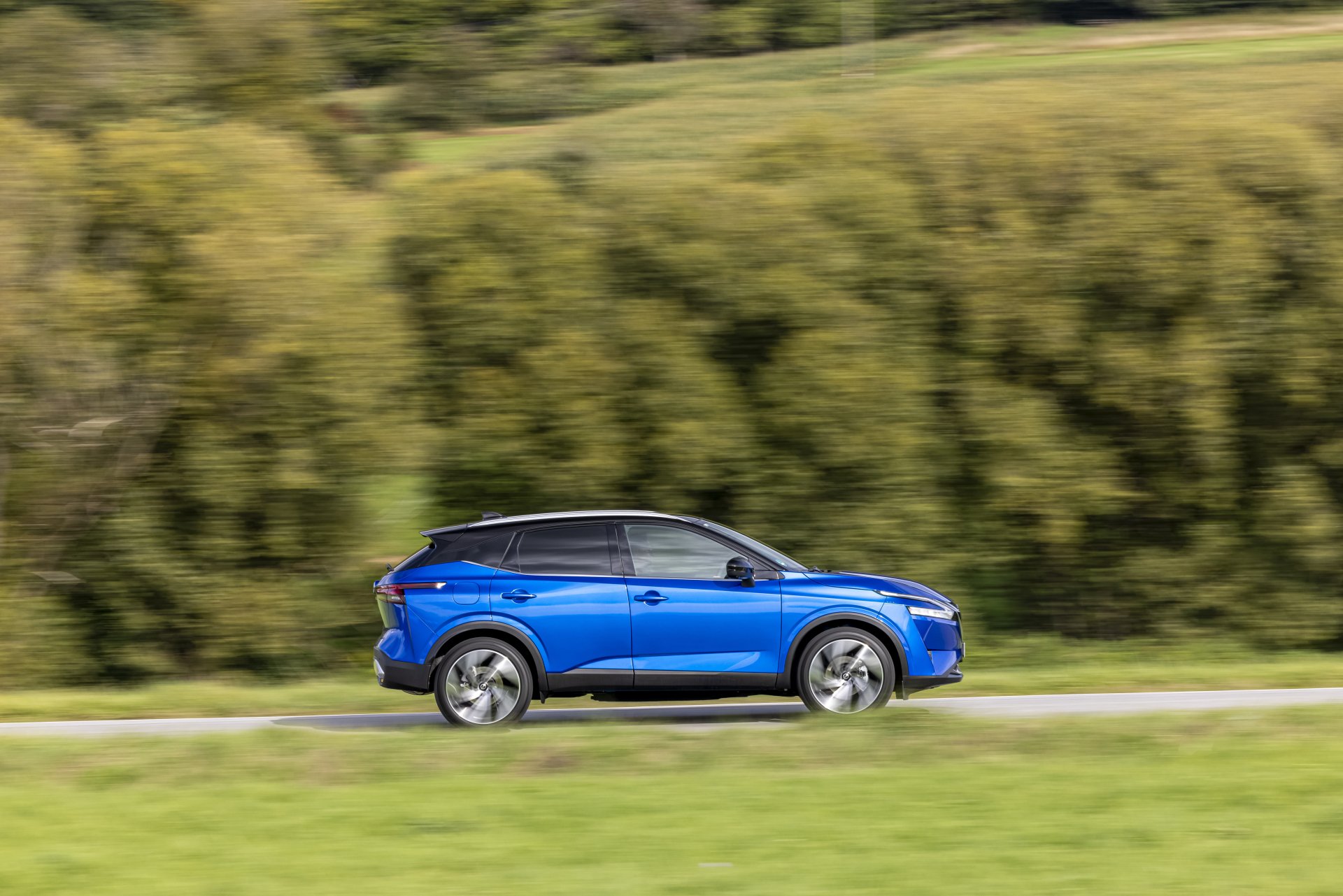 Download SUV Vehicle Nissan Qashqai 4×4 8k Ultra HD Wallpaper