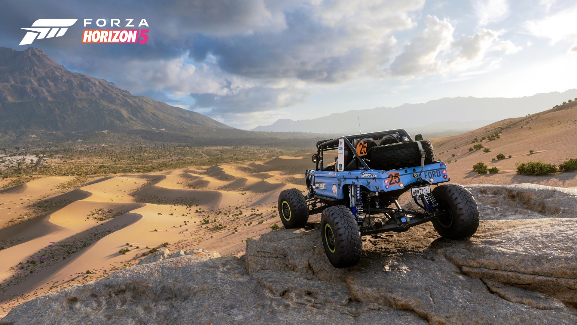 4K Ultra HD Forza Horizon 5 PC wallpaper featuring a rugged off-road vehicle overlooking a vast desert landscape with mountains under a cloudy sky.