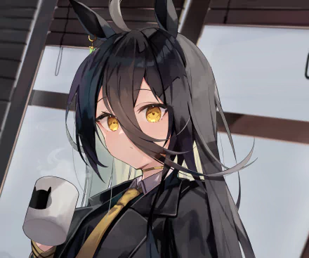 Manhattan Café (Uma Musume: Pretty Derby) — close-up anime portrait: black‑haired, golden‑eyed girl in uniform holding a mug; 2K Quad HD PC desktop wallpaper.