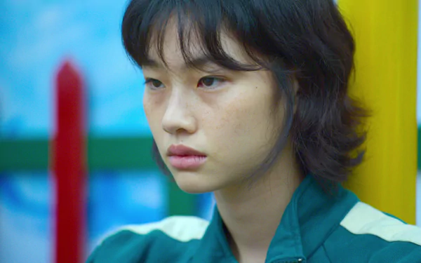 HD desktop wallpaper featuring Kang Sae-byeok from the TV show Squid Game, captured in a close-up with a focused expression.