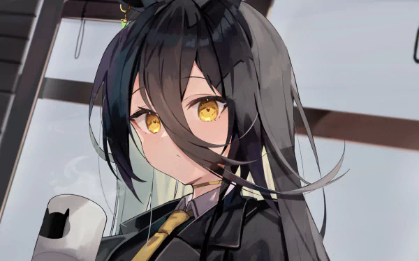 Manhattan Café (Uma Musume: Pretty Derby) — close-up anime portrait: black‑haired, golden‑eyed girl in uniform holding a mug; 2K Quad HD PC desktop wallpaper.