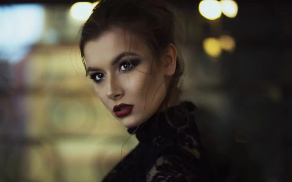 4K Ultra HD PC desktop wallpaper of a woman model with brown eyes and dark lipstick, wearing black lace against warm bokeh lights.