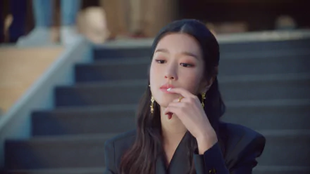  Seo Yea-ji On Stairs