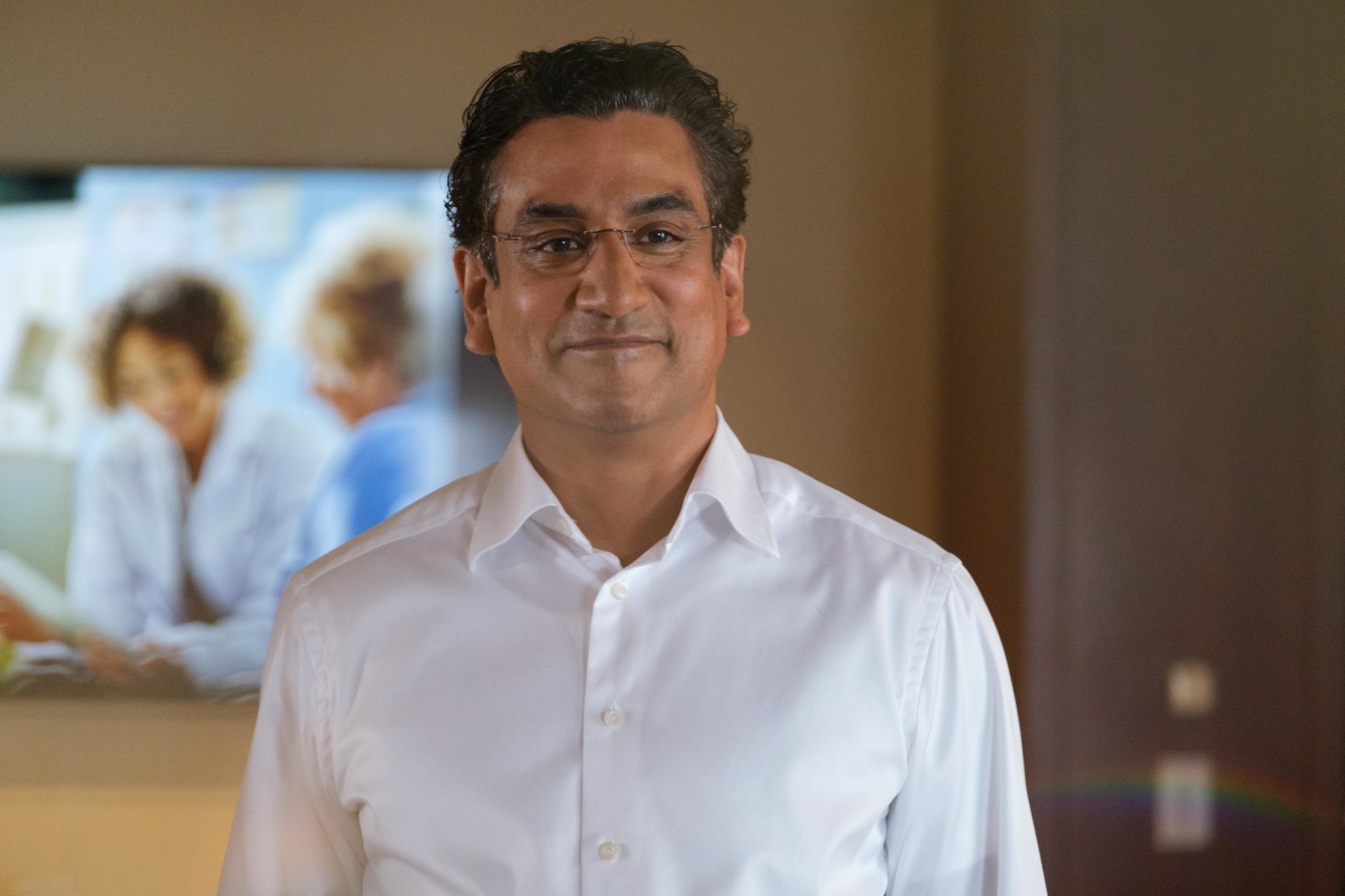 Download Naveen Andrews TV Show The Dropout 4k Ultra HD Wallpaper