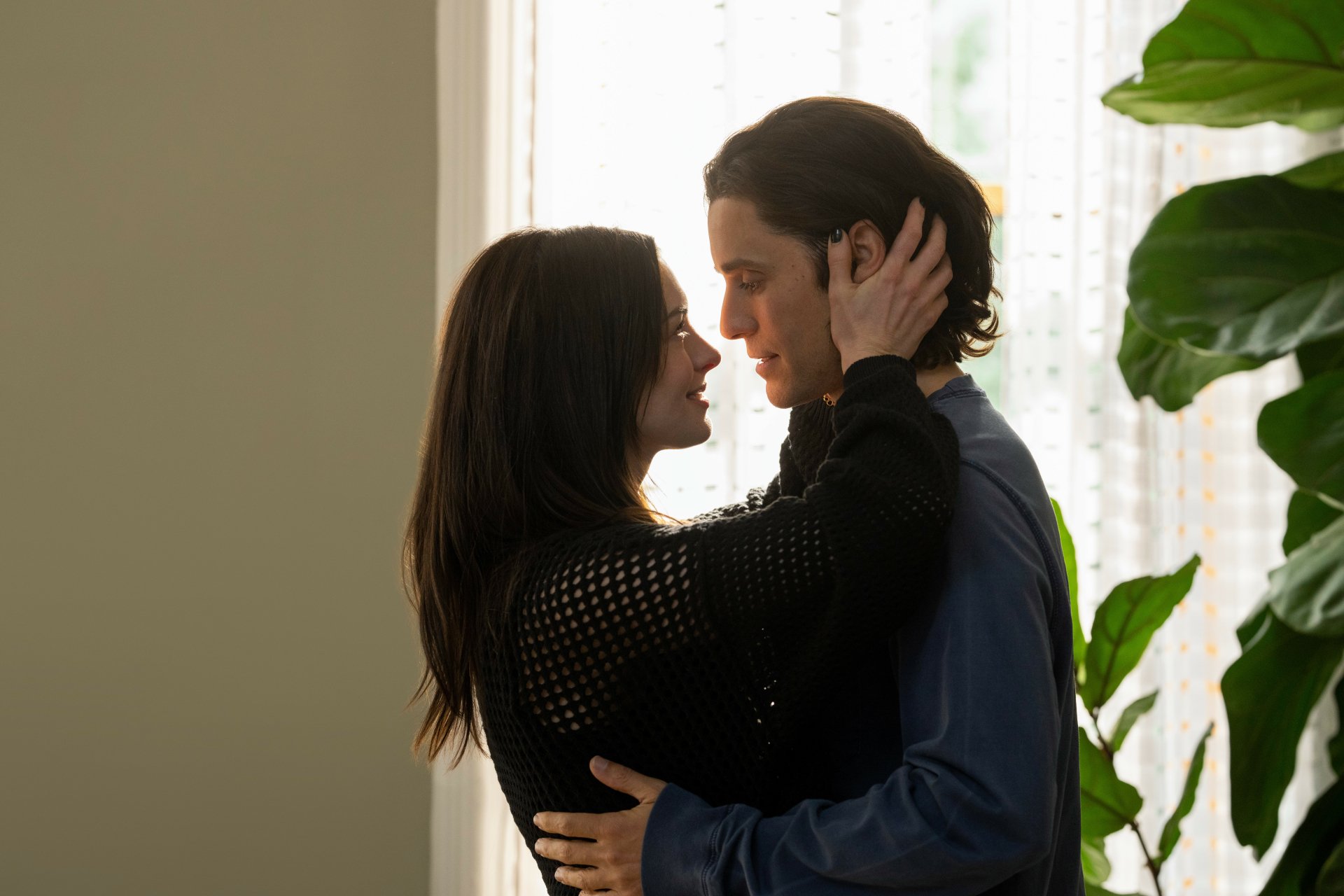 Download Anne Hathaway Jared Leto TV Show WeCrashed 8k Ultra HD Wallpaper