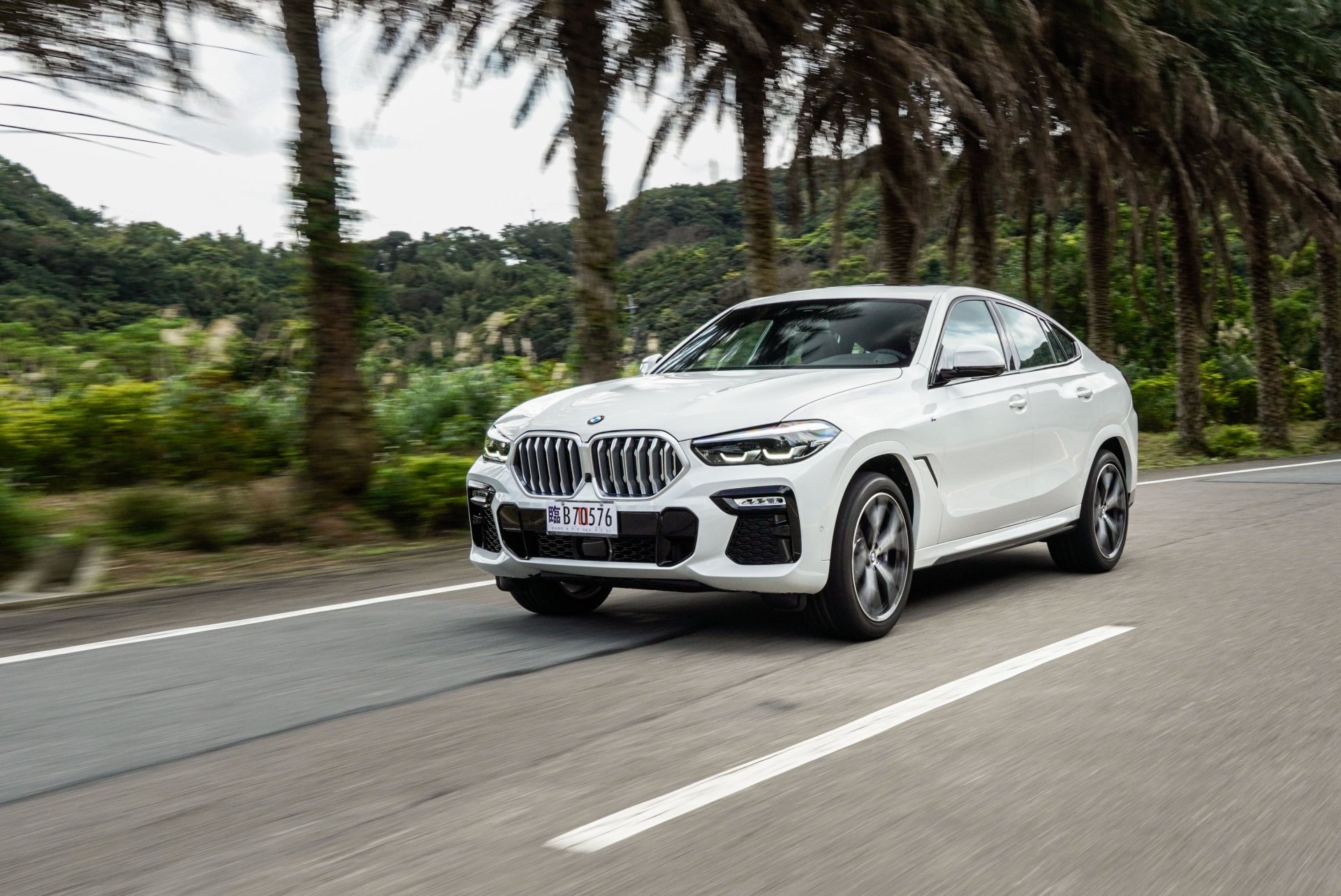 Download Vehicle BMW X6 HD Wallpaper