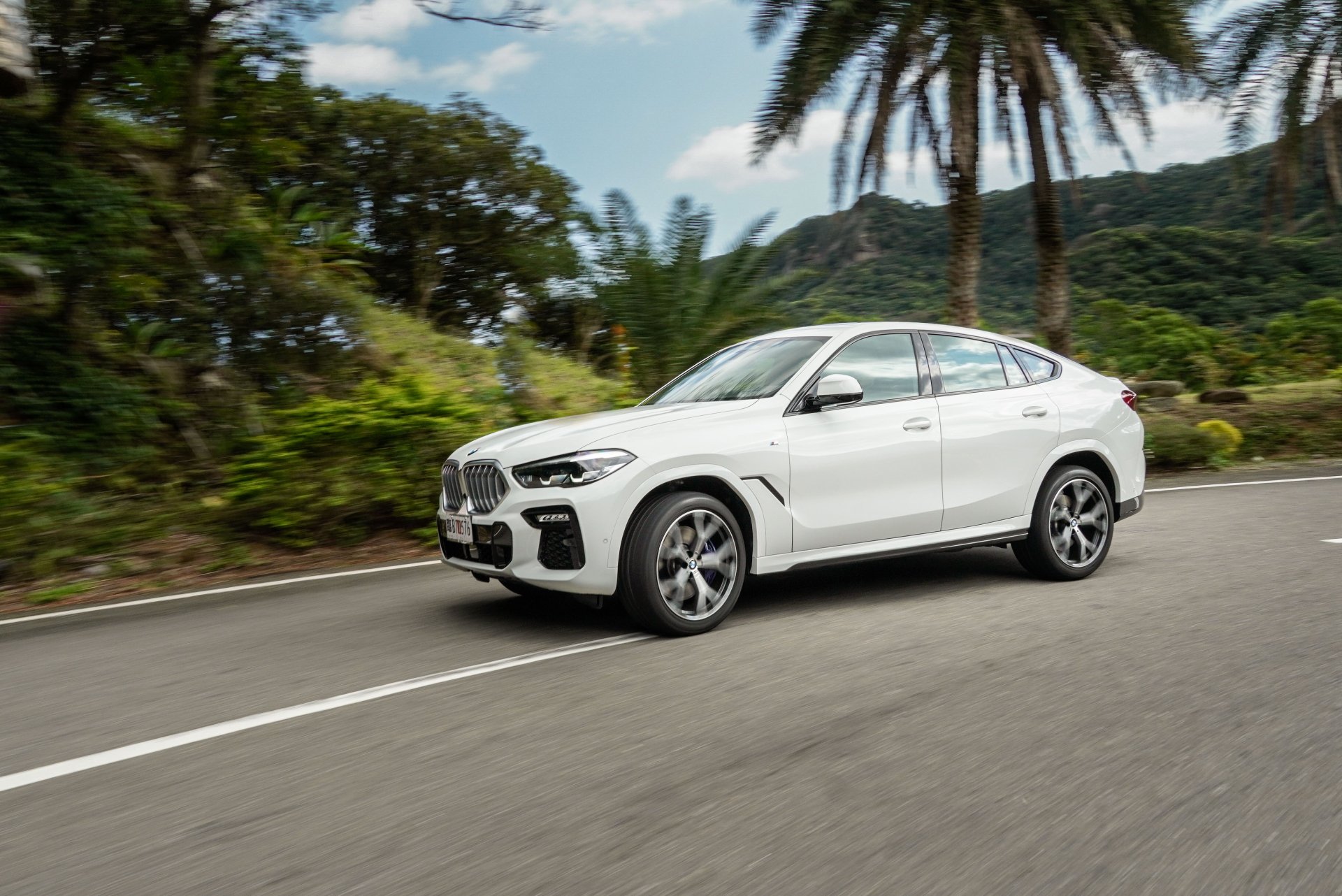 Download Vehicle BMW X6 HD Wallpaper