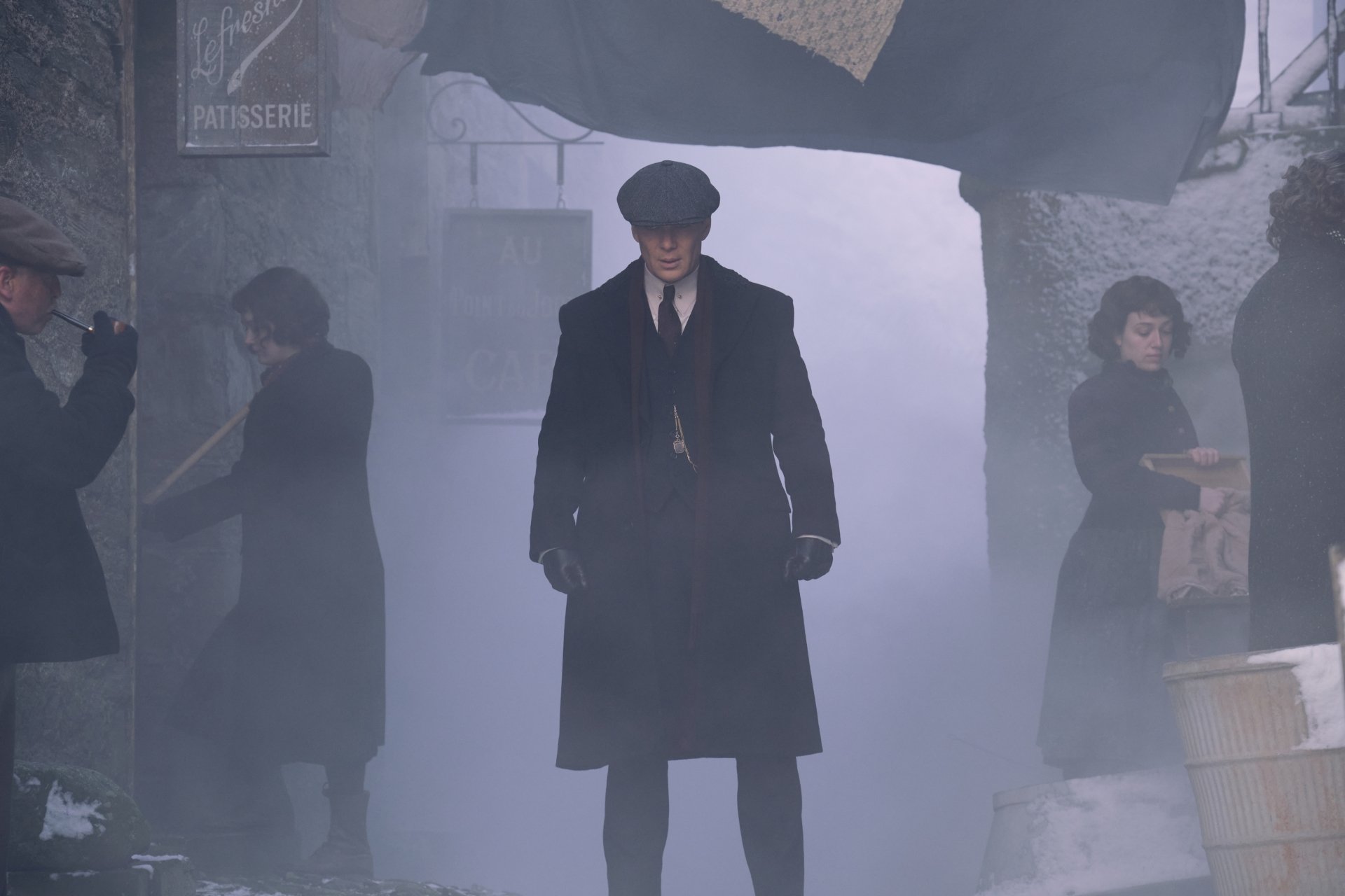4K Ultra HD PC wallpaper: lone flat-capped man in a long dark coat strides through a foggy industrial street, capturing the moody Peaky Blinders TV-drama atmosphere.
