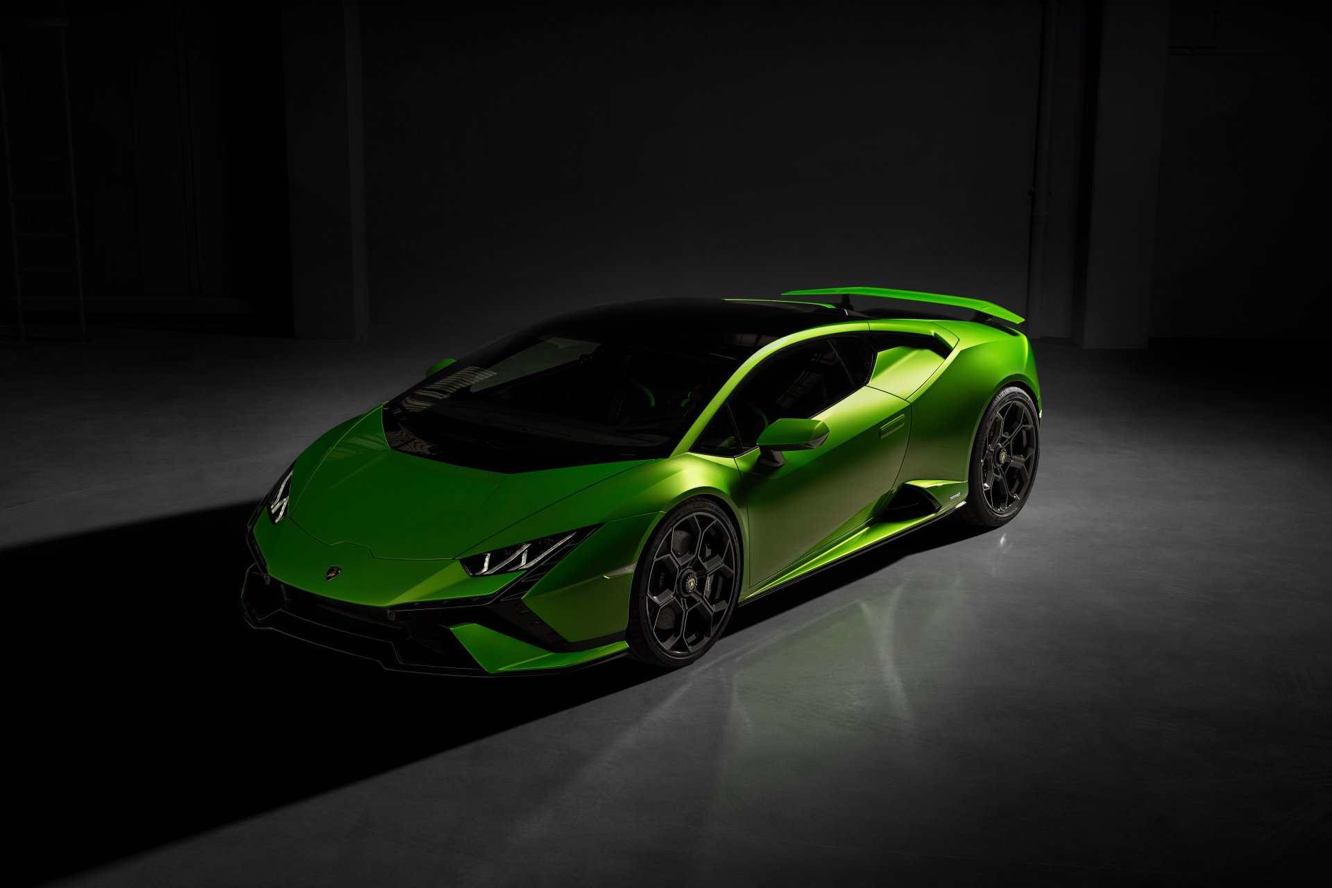 Download Vehicle Lamborghini Huracán Tecnica 8k Ultra HD Wallpaper
