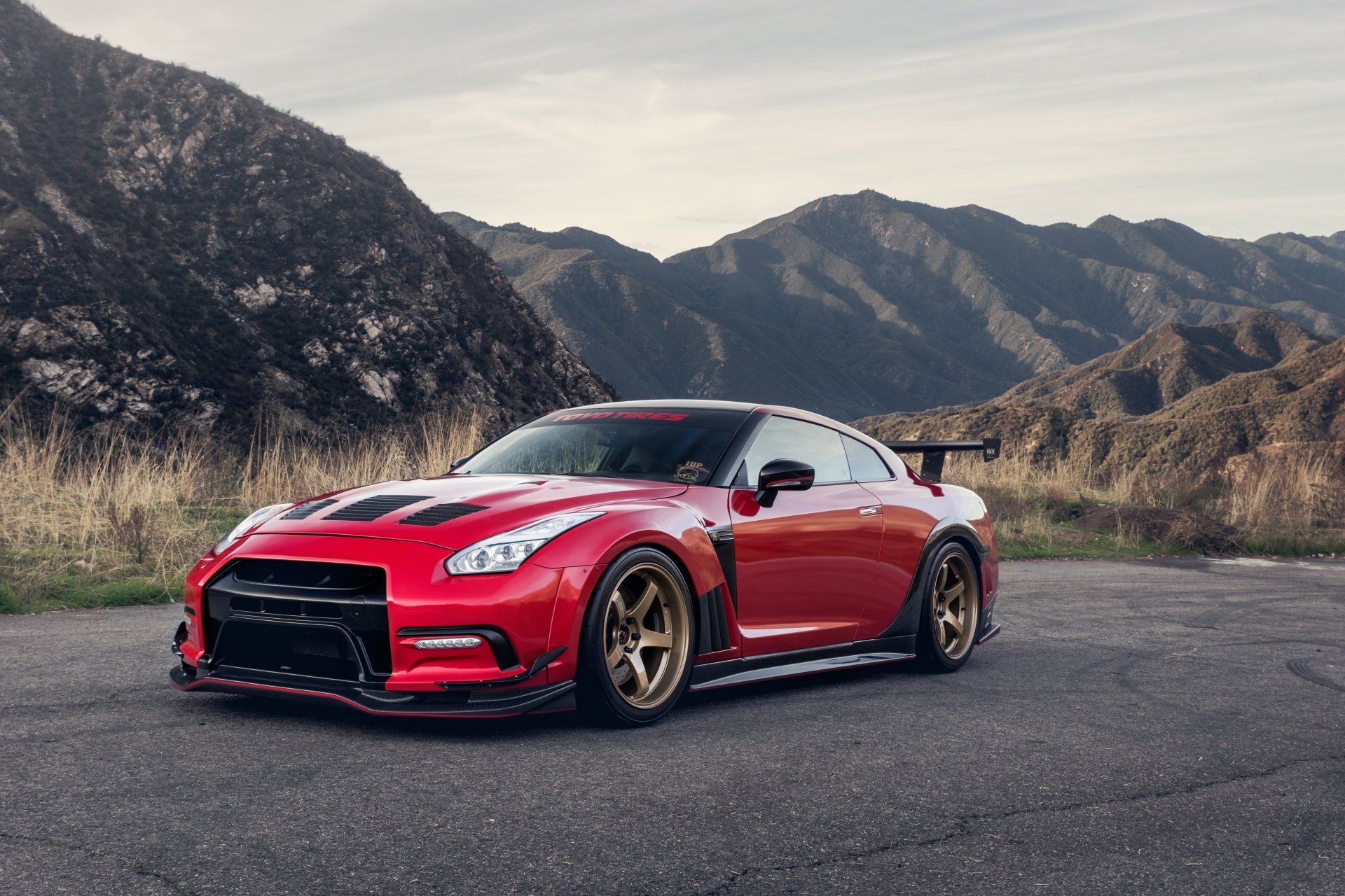 Download Vehicle Nissan GT-R 4k Ultra HD Wallpaper